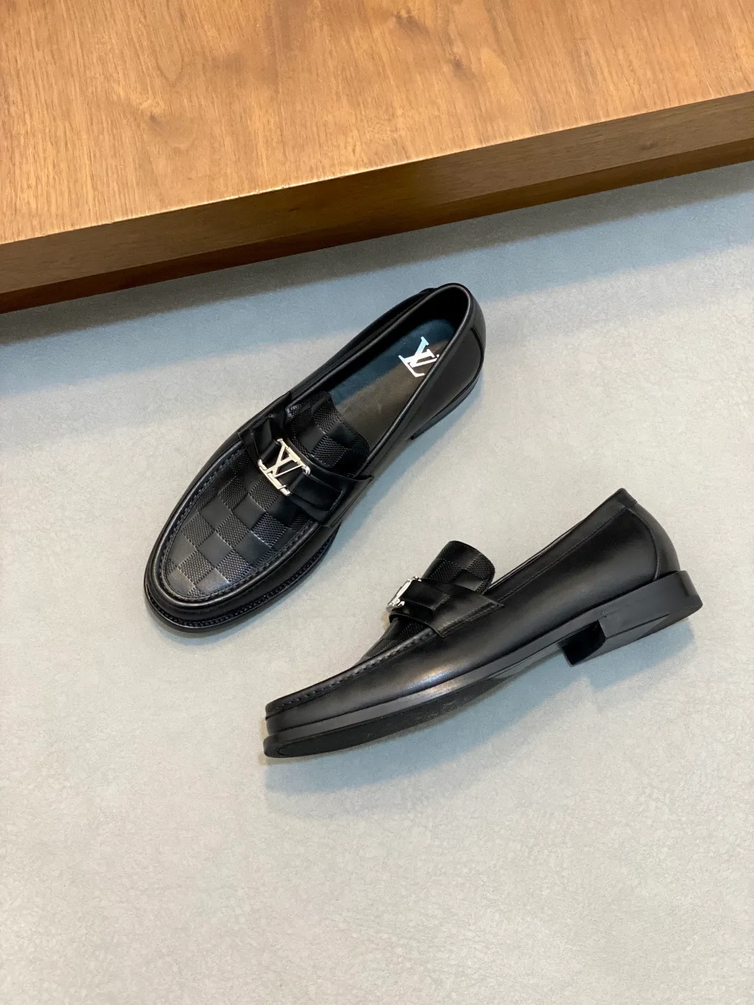 💰920 LV GLOVE slip-on loafers, top quality products produced in Guangzhou, ready for sale! These LV Glove loafers are made of selected soft crystal sheep leather. The leather surface has a slightly wrinkled texture and a very high-end texture. Each pair is unique. The leather surface is light and soft, with a delicate texture and good luster. It is a classic loafer style, with exquisite handmade mark stitching on the toe, and a square toe configuration to highlight the classic style. The horizontal band has hot-printed LV three-dimensional letters, semi-solid handcrafts and a genuine leather outsole, and a rubber patch on the heel to create wear-resistant performance and comfort. One of the must-have loafers for men! Comes with full original packaging! Code number: 39-40-41-42-43-44 (45 customized) standard leather shoe code